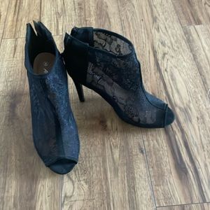 Black lace open-toe heeled shoes